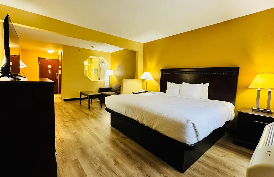 Econo Lodge Inn & Suites Monroe-1